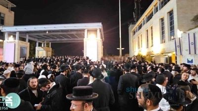 חורבן מקדש מעט: אלפים בעצרת מחאה בראשות הגה"צ רבי אליעזר ברלנד שליט"א וקהילת שובו בנים על חורבן בית הכנסת