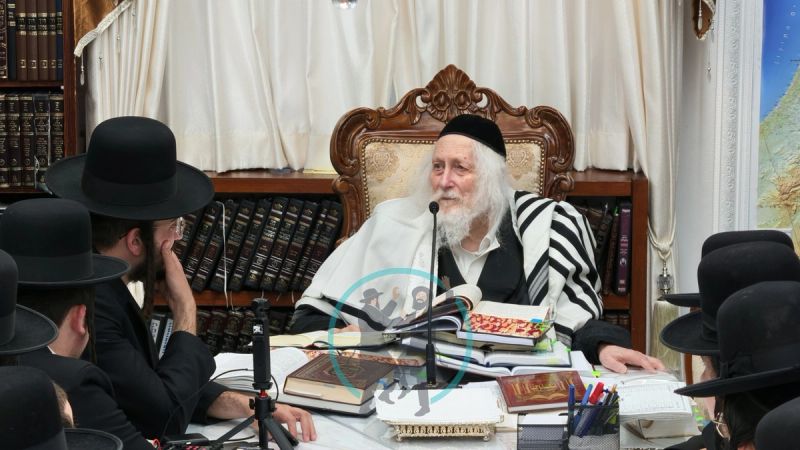 מורנו הרב אליעזר ברלנד שליט"א ליד השולחן עם הספרים בשיעור