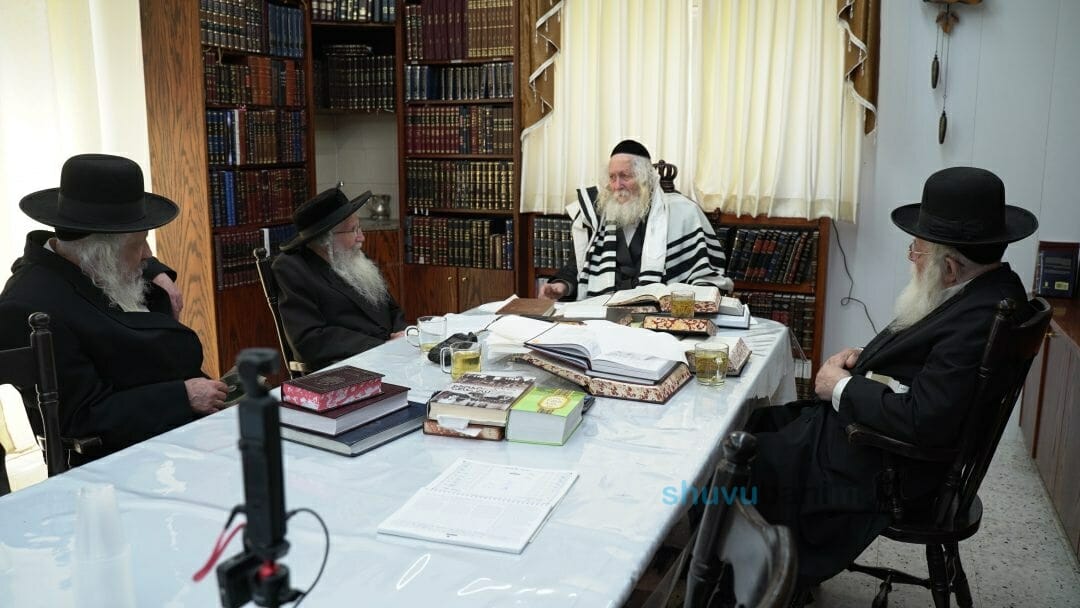 'הדרך המסורה' - גדולי זקני ברסלב מעתיקי השמועה בפגישה רווית זכרונות יחד עם הגה"צ רבי אליעזר ברלנד שליט"א לרגל יומא דהילולא דמנהיג חבורתינו