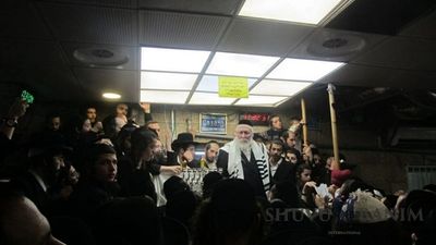 הדלקת נר ראשון של חנוכה עם הגה"צ הרב אליעזר ברלנד שליט"א