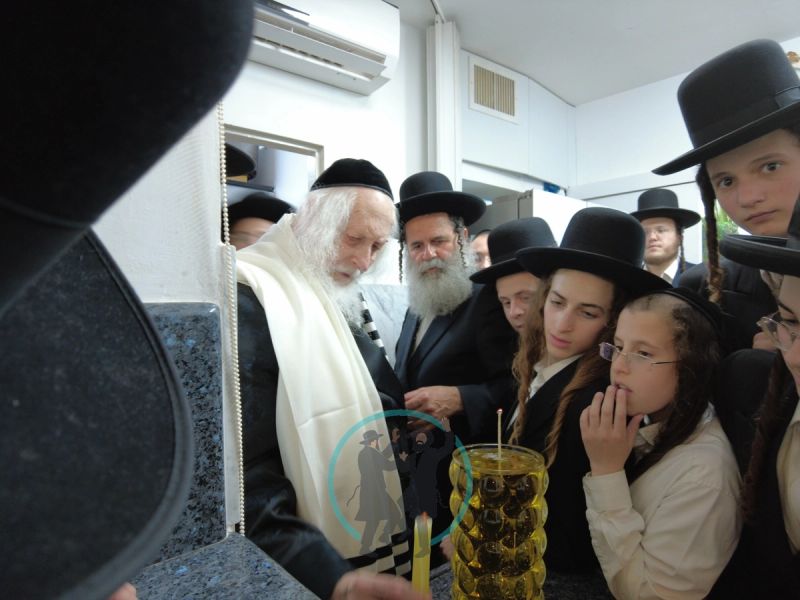 מורנו הרב אליעזר ברלנד שליט"א מדליק נר לעילוי נשמת רבי לוי יצחק בנדר זצ"ל