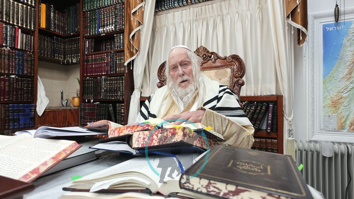 הרב אליעזר ברלנד מוסר שיעור בביתו בליל הילולת רבי נחמן