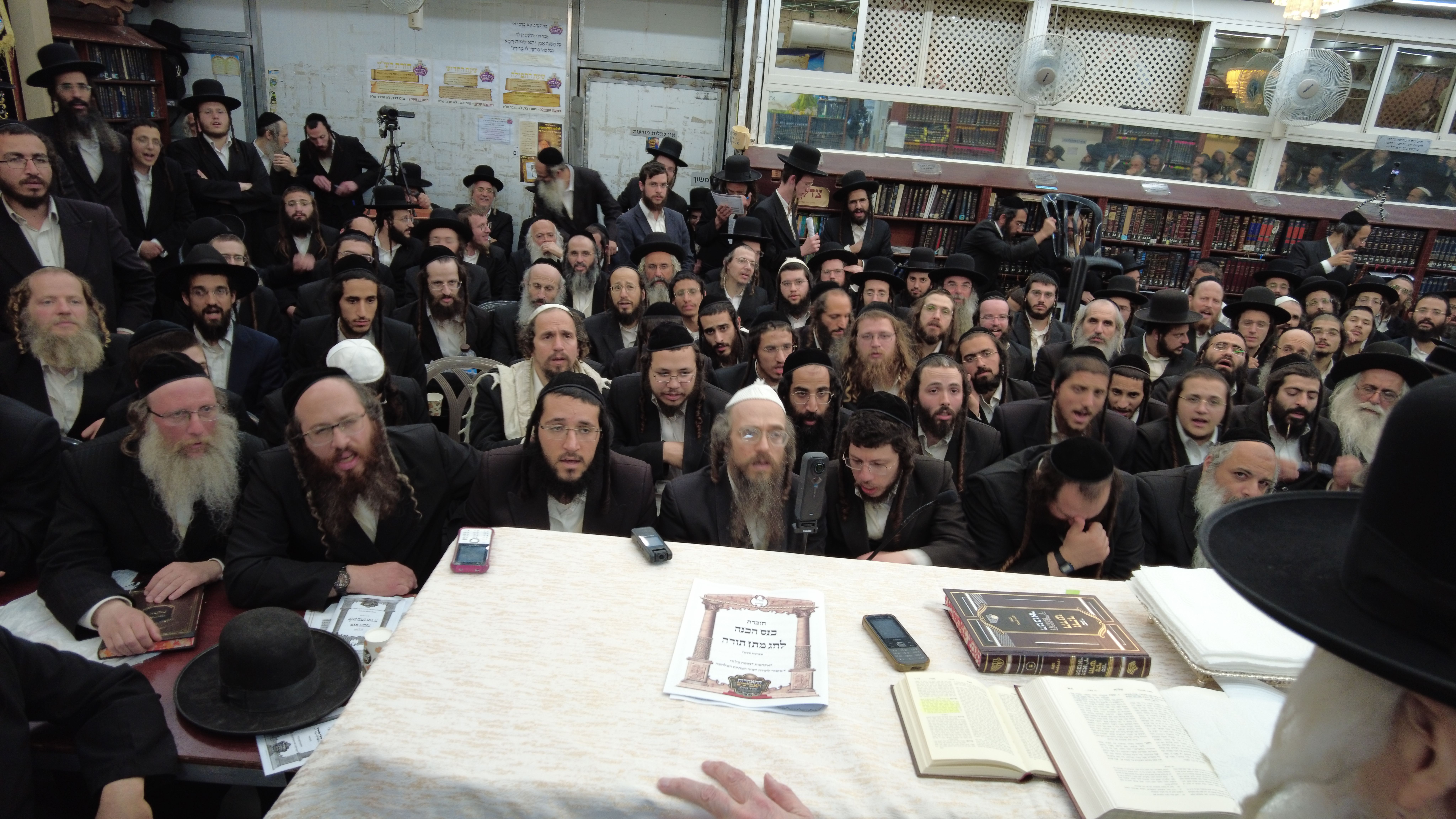 תיעוד אווירי של הכנס לכבוד מתן תורה ערב שבועות תשפ"ו עם מורנו הגה"צ הרב אליעזר ברלנד שליט"א