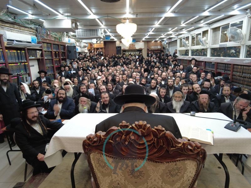 אולם התפילות מלא במתפללים במעמד תיקון חצות עם מורנו הרב ברלנד שליט"א
