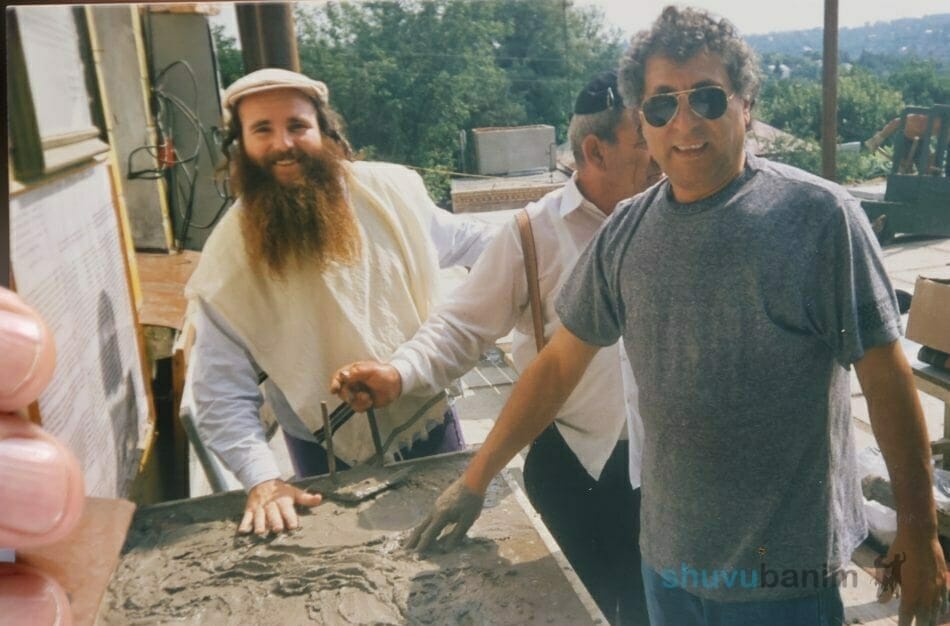 תגלית היסטורית: כשמורינו הרב אליעזר ברלנד ותלמידיו סחבו אבני שיש מירושלים לאומן