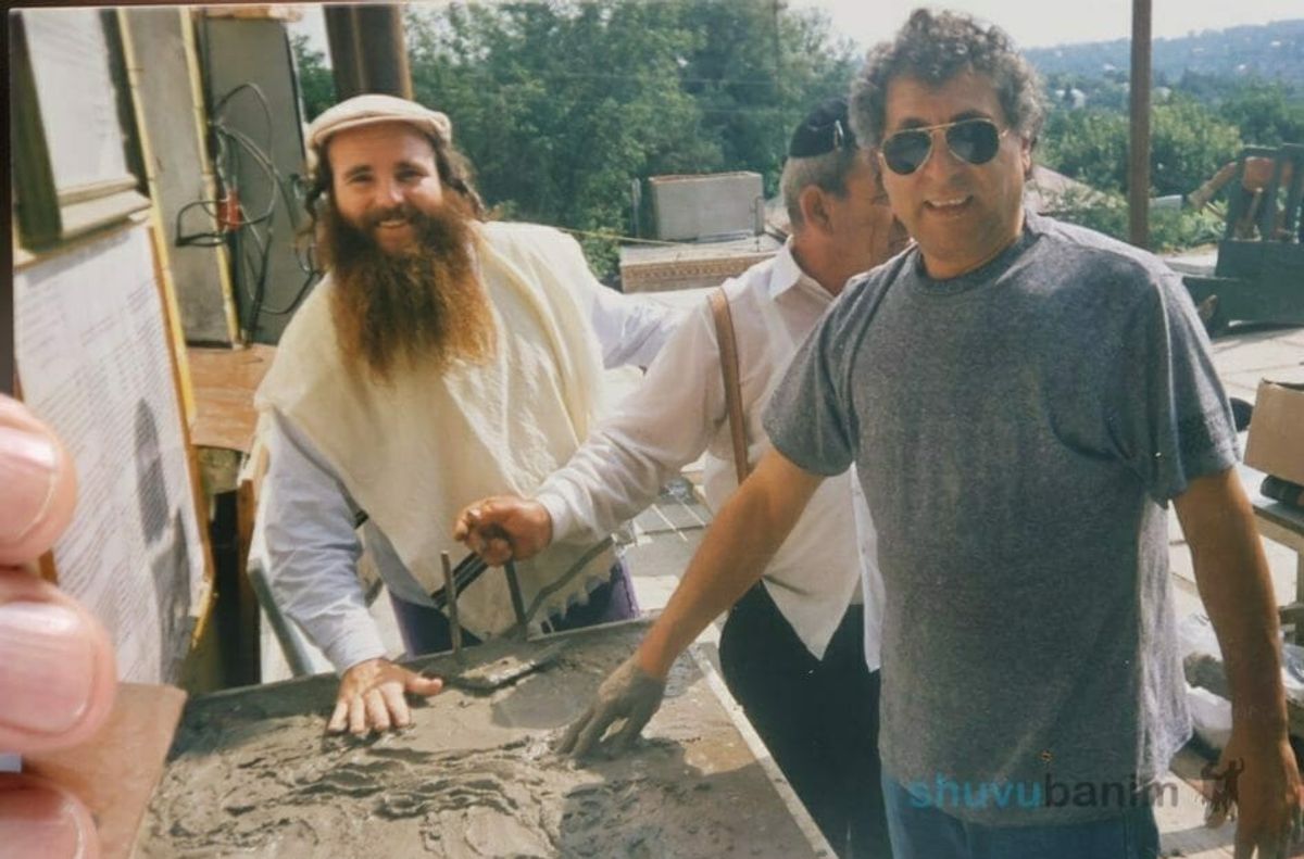 תגלית היסטורית: כשמורינו הרב אליעזר ברלנד ותלמידיו סחבו אבני שיש מירושלים לאומן