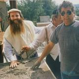 תגלית היסטורית: כשמורינו הרב אליעזר ברלנד ותלמידיו סחבו אבני שיש מירושלים לאומן