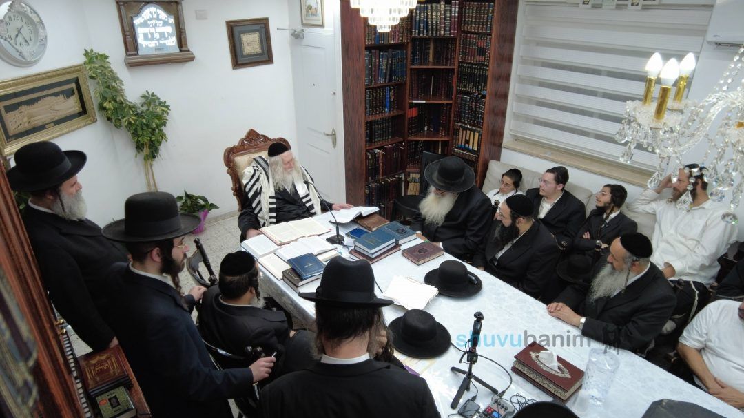 תושבי בני ברק בשיעור במעון קודשו של הגה"צ רבי אליעזר ברלנד שליט"א