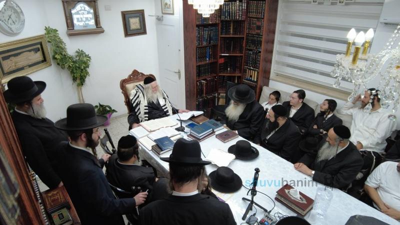 תושבי בני ברק בשיעור במעון קודשו של הגה"צ רבי אליעזר ברלנד שליט"א