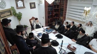 תושבי בני ברק בשיעור במעון קודשו של הגה"צ רבי אליעזר ברלנד שליט"א