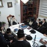 תושבי בני ברק בשיעור במעון קודשו של הגה"צ רבי אליעזר ברלנד שליט"א