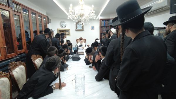 תמונה מהשיעור של מורנו הרב ברלנד שליט