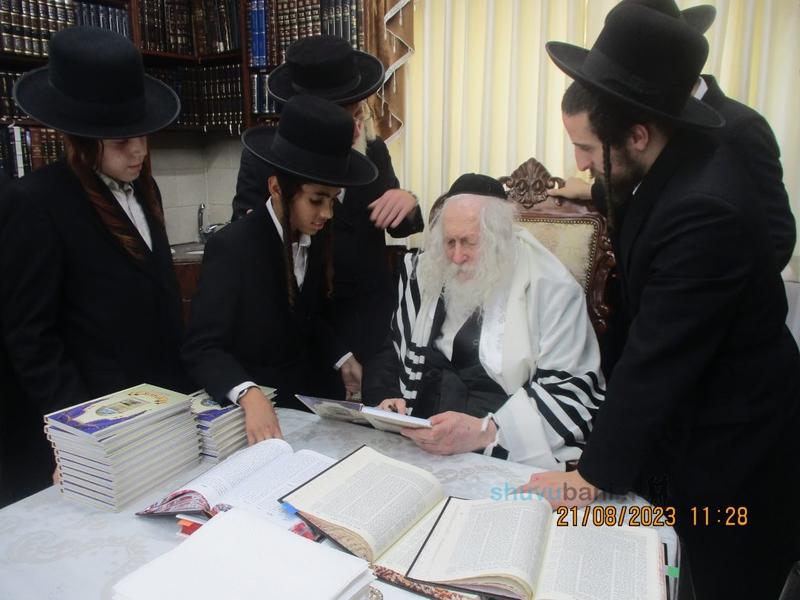 לרגל סיום שנת הלימודים • מכינה לישיבה בתלמוד תורה 'אמונת ציון' נכנסו לחלוקת