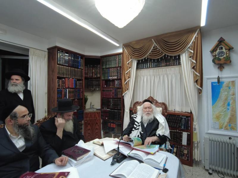 שיעור לבחורי ישיבת 'נחלי נצח' לבעלי תשובה במעונו של מורינו הגה"צ רבי אליעזר