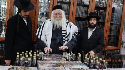 Rav Berland Shlit”a Blesses the Matzah and Wine for Orphans of “HaBen Yakir Li”