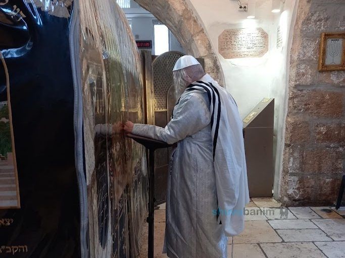 מֵאֲנָה לְהִנָּחֵם עַל בָּנֶיהָ כִּי אֵינֶנּוּ • הגה"צ רבי אליעזר ברלנד שליט"א בתפילה בציון רחל אמנו