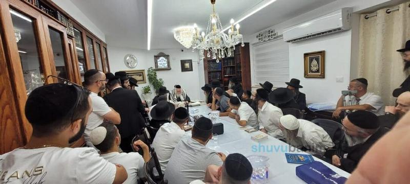 שיעור לקהילת 'שובו בנים דימונה' בבית הגה"צ רבי אליעזר ברלנד שליט"א