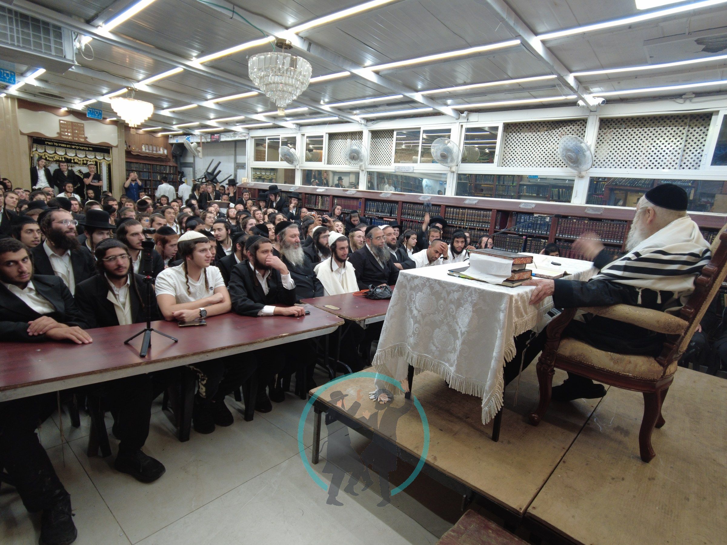 צפו: מורנו הרב אליעזר ברלנד שליט"א בשיעור לנוער המתחזק, בחורי "המסגרת": "אתם הבחורים הכי חשובים" — על גדולת התורה ובית המקדש שלא נחרב