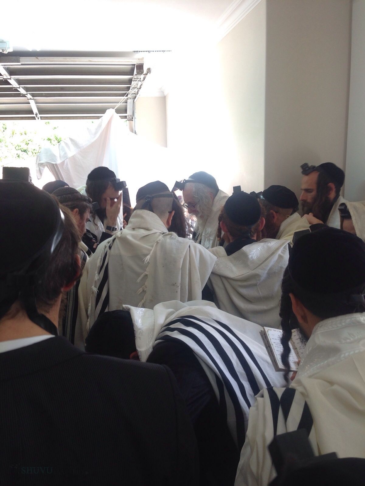 האזינו: חשיפה מזעזעת - סחיטה והפעלת לחץ של יום טוב חשין על הגה"צ הרב אליעזר ברלנד שליט"א