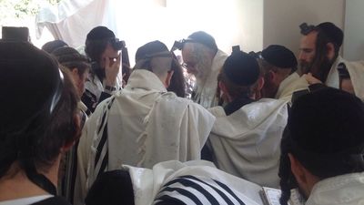 האזינו: חשיפה מזעזעת - סחיטה והפעלת לחץ של יום טוב חשין על הגה"צ הרב אליעזר ברלנד שליט"א