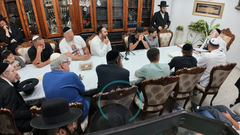 הקהל מאזין לשיעורו של מורנו הרב אליעזר ברלנד שליט
