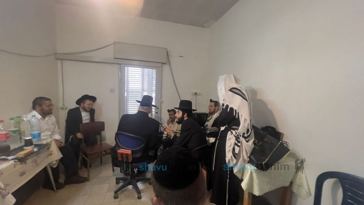הגה"צ רבי אליעזר ברלנד שליט"א בניחום אבלים בבית משפחת שאקי • תיעוד מיוחד