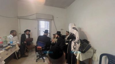 הגה"צ רבי אליעזר ברלנד שליט"א בניחום אבלים בבית משפחת שאקי • תיעוד מיוחד