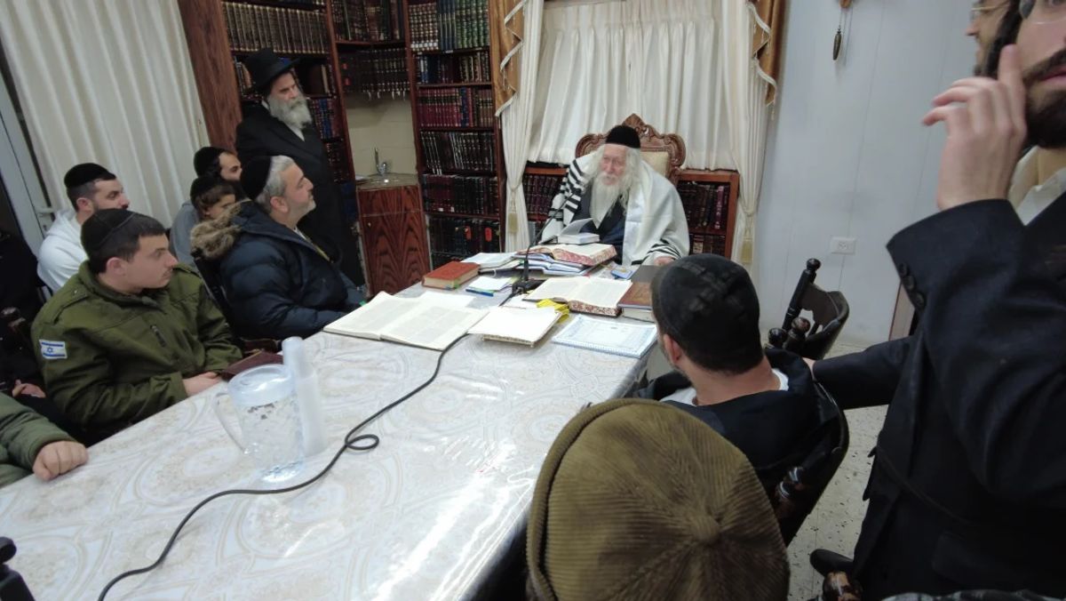 שיעור לתושבי לוד במעונו של הגה"צ רבי אליעזר ברלנד שליט"א