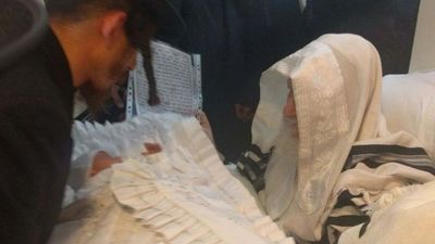 גלריה מרגשת מהברית של הנין של הרב אליעזר ברלנד שליט"א ושיעור נדיר שהעביר הרב למקורבים מבת ים