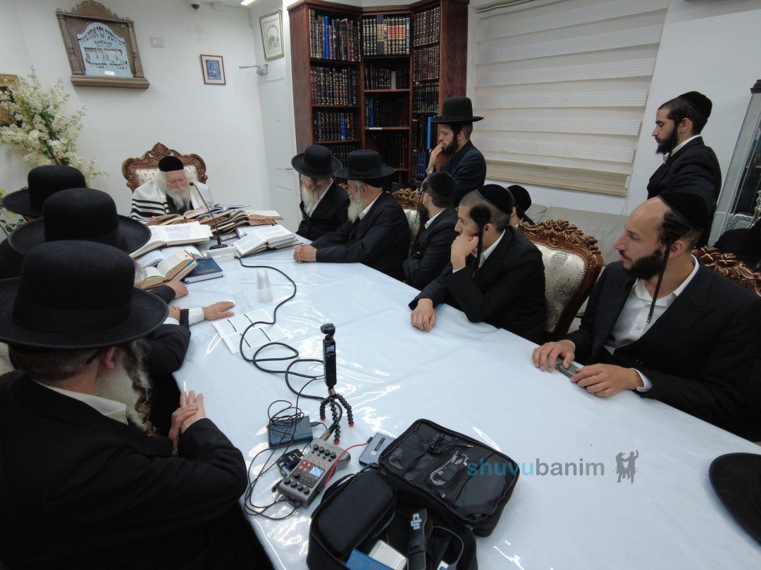 שיעור במעונו של הגה"צ רבי אליעזר ברלנד שליט"א לאברכי כולל שערי הוראה