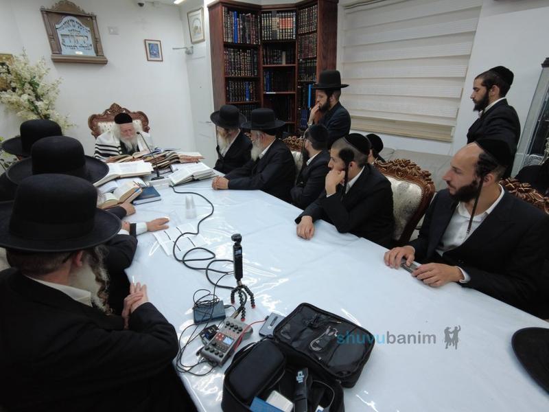 שיעור במעונו של הגה"צ רבי אליעזר ברלנד שליט"א לאברכי כולל שערי הוראה