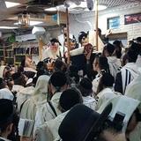 ט"ז אלול: ברית מילה ושיעור עם הרב ברלנד שליט"א