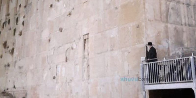 Notre maître le Rav Eliezer Berland chlita face aux murailles du Caveau des Patriarches — photo d'archives, d'un rassemblement des années précédentes