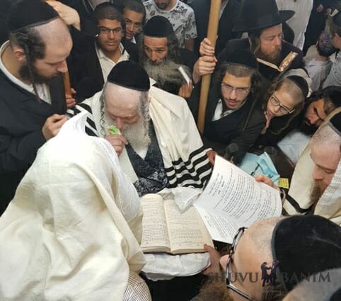 צפו: ברית מילה אצל הגה"צ הרב אליעזר ברלנד שליט"א - גלריית תמונות