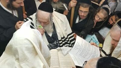 צפו: ברית מילה אצל הגה"צ הרב אליעזר ברלנד שליט"א - גלריית תמונות