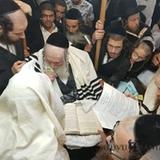 צפו: ברית מילה אצל הגה"צ הרב אליעזר ברלנד שליט"א - גלריית תמונות