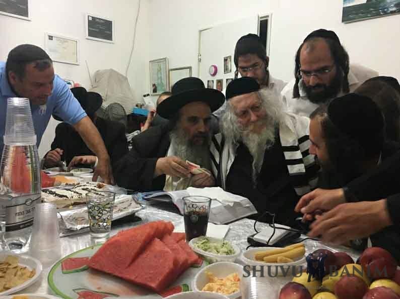 הגה"צ הרב אליעזר ברלנד שליט"א בחנוכת הבית אצל משפחת ביטון - מסע הקודש של הצדיק בליל רביעי