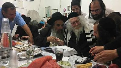 הגה"צ הרב אליעזר ברלנד שליט"א בחנוכת הבית אצל משפחת ביטון - מסע הקודש של הצדיק בליל רביעי