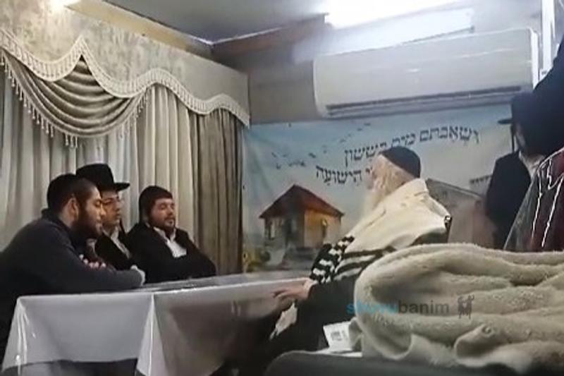 הגה"צ רבי אליעזר ברלנד שליט"א בניחום אבלים למשפחת יגלניק