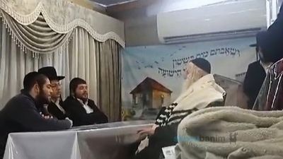 הגה"צ רבי אליעזר ברלנד שליט"א בניחום אבלים למשפחת יגלניק