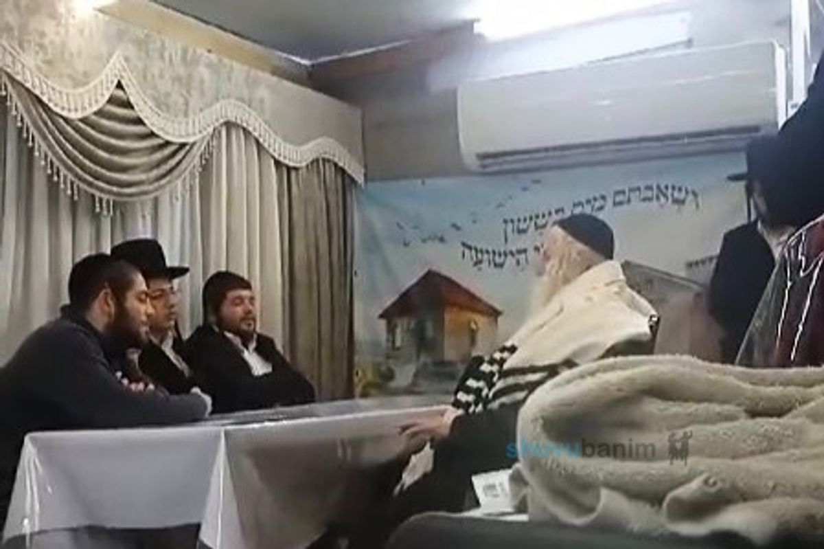 הגה"צ רבי אליעזר ברלנד שליט"א בניחום אבלים למשפחת יגלניק