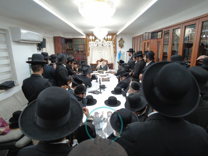 בחורי ישיבת "נחלי התורה" בשיעור בביתו של מורנו הרב ברלנד שליט"א