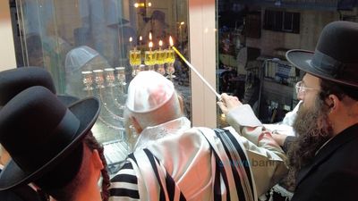 שִׁיר־חֲנֻכַּת הַבַּיִת ◇ תיעוד מהדלקת הנר השלישי במעון קודשו של הגה"צ רבי אליעזר ברלנד שליט"א