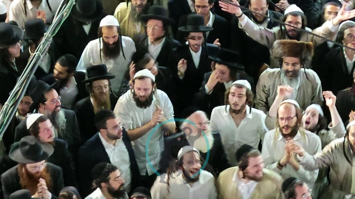 הקהל שר מול מרפסת הרב ברלנד בהילולת רבי נחמן תשפ"ז