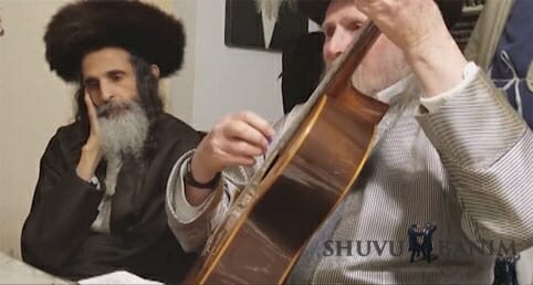 הרב צנעני והרב סוכות בדיבורים מחזקים מאוד מלווים בצלילי הגיטרה