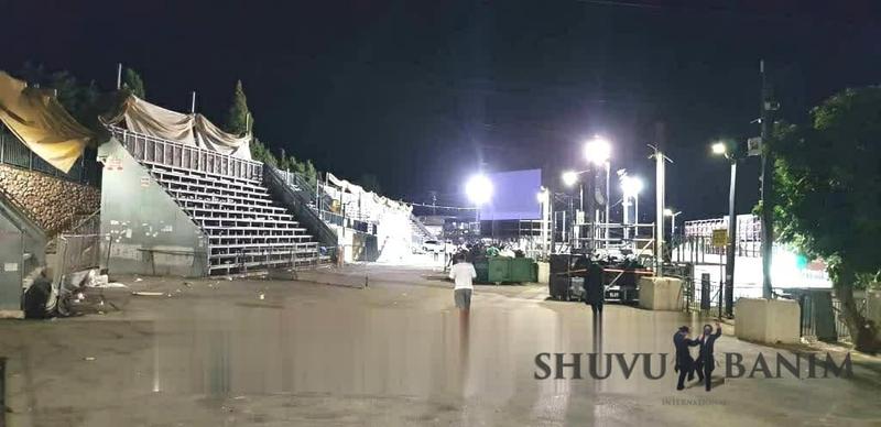 מתחם ההדלקה של ברסלב שובו בנים עומד ומחכה לרב ברלנד שליט"א ולהמונים