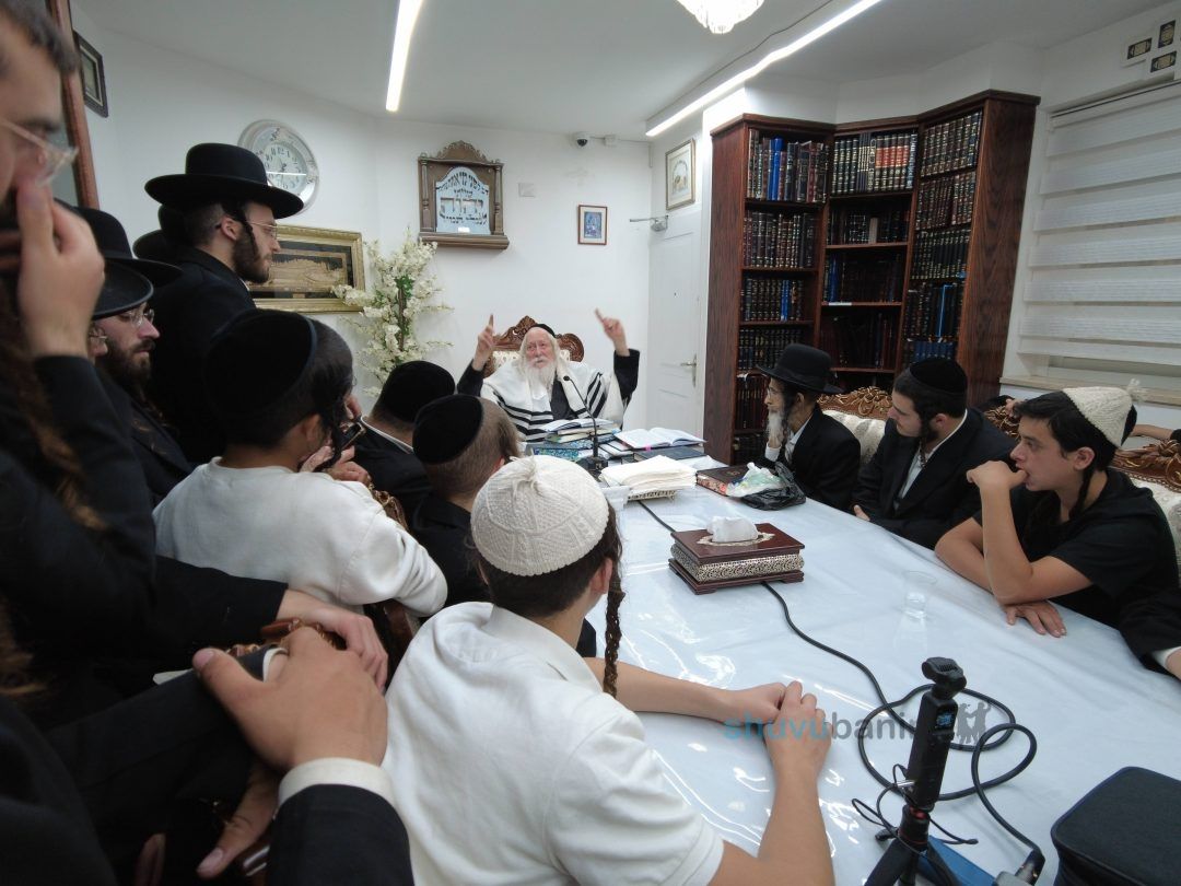 שיעור במעונו של הגה"צ רבי אליעזר ברלנד שליט"א לישיבת מתחברים לצעירים