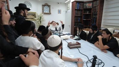 שיעור במעונו של הגה"צ רבי אליעזר ברלנד שליט"א לישיבת מתחברים לצעירים