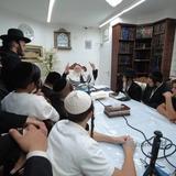 שיעור במעונו של הגה"צ רבי אליעזר ברלנד שליט"א לישיבת מתחברים לצעירים