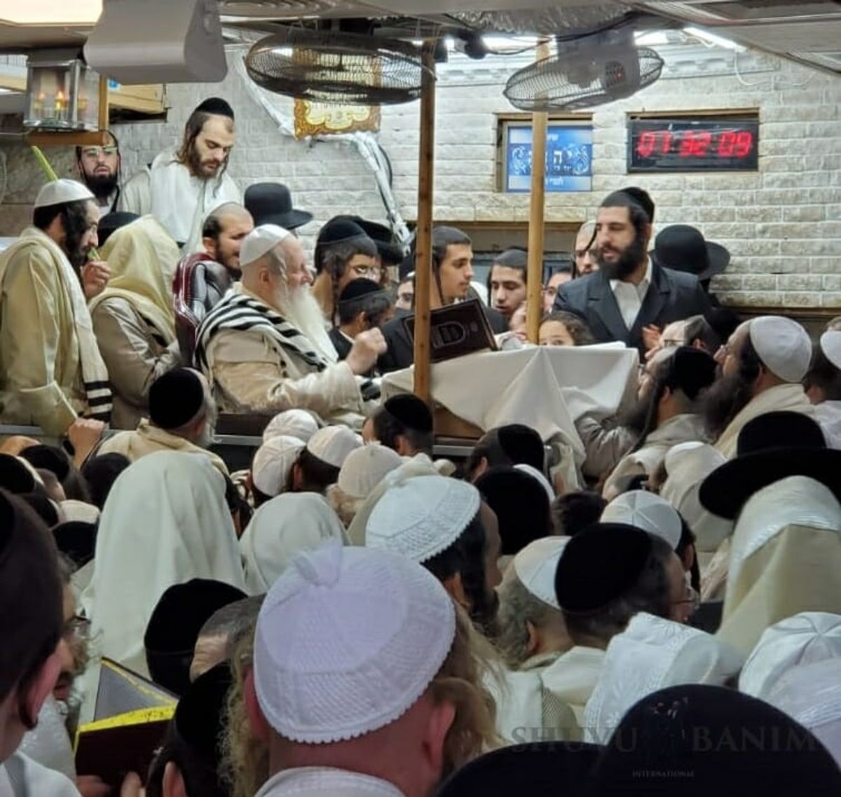 שחרית של א' דחול המועד סוכות עם הרב ברלנד שליט"א